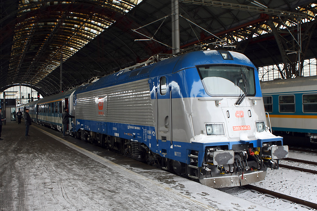 380 008 - 3 se chystá ke své první jízdě s cestujícími na vlaku EC Hungaria. Foto Vít Bukač